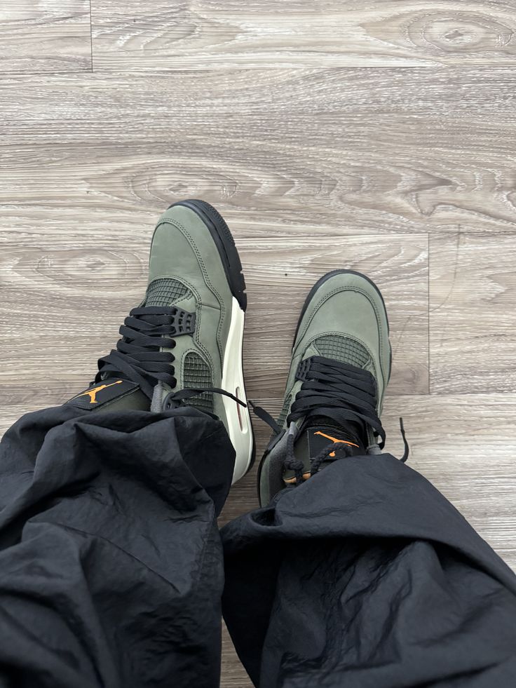 Nike Air Jordan Retro4 x Undefeated "Deep Green Clementine"